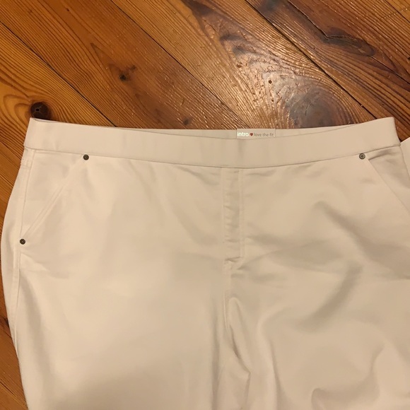 20. Intro The Fit Rose Fringe Capri in White - Picture 7 of 15